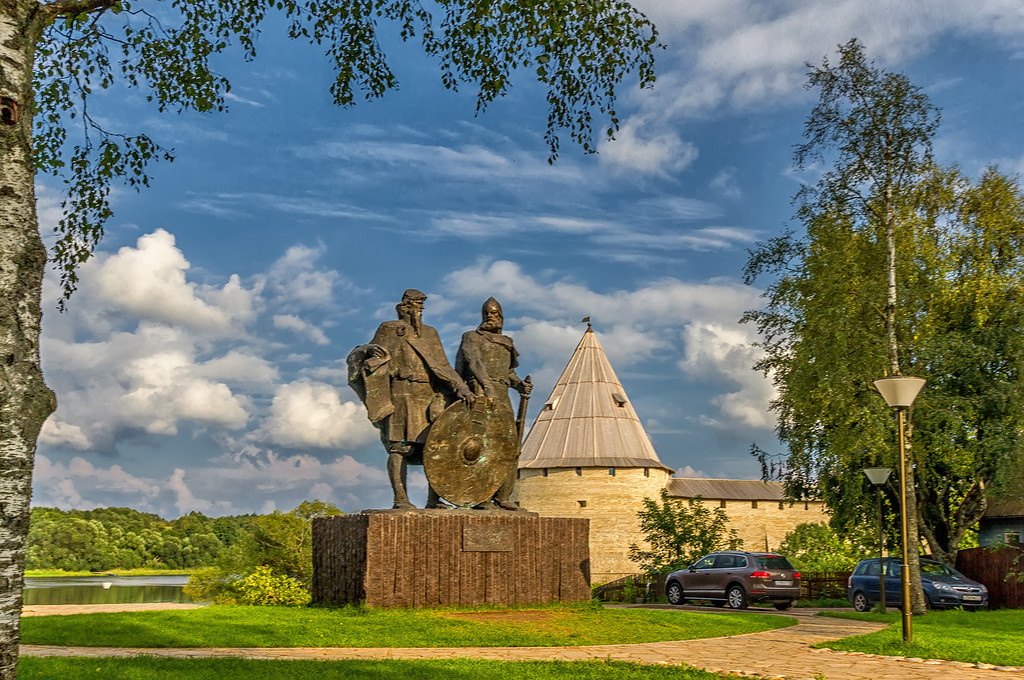 Старая ладога памятник. Памятник Рюрику и Олегу в старой Ладоге. Старая Ладога памятник Рюрику. Памятник Олегу Вещему и Рюрику в городе Старая Ладога. Ладога столица древней Руси.